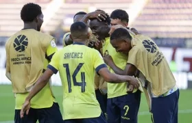  Yaimar Medina y compañeros de Ecuador celebran al vencer a Colombia este sábado en Caracas.