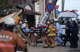 Equipos de rescate realizan una operación en una casa derrumbada tras un terremoto en Wajima, prefectura de Ishikawa (Japón). 
