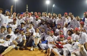 Los integrantes de Caimanes celebrando su decimotercer título en el béisbol profesional.
