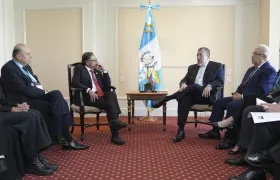 El presidente Petro y su canciller Alvaro Leyva con el nuevo mandatario de Guatemala, Bernardo Arévalo 