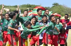 Integrantes de Academia Barranquillera festejan tras vencer por tiros desde el punto penal a Killa FC, en la categoría 2011.