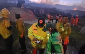 Bomberos atendiendo la emergencia en los cerros de Bogotá