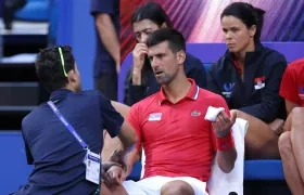 Novak Djokovic cuando recibía atención médica por su molestia en su muñeca derecha.