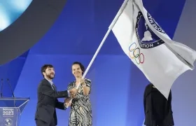 El exalcalde de Barranquilla, Jaime Pumarejo, y la minsitra del Deporte, Astrid Rodríguez, tras recibir la bandera de los Panamericanos, el 5 de noviembre.
