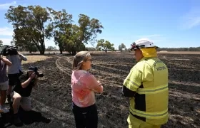 La jefa de gobierno del estado de Victoria, Jacinta Allan, visita afectaciones del incendio.