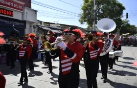 La banda marcial Instituto Técnico Industrial de Florencia, desfilando en el Carnaval de Barranquilla