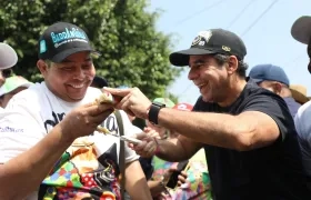 El alcalde Alex Char y el Secretario de Cultura, Juan Carlos Ospino, disfrutaron del pudín de los 30 años del Carnaval del Suroccidente