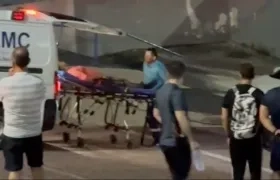 Uno de los vigilantes sacados en ambulancia.