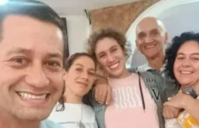 Ana Valentina Verge, tercera, rodeada por sus familiares