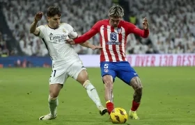 Brahim Díaz, autor del gol del Real Madrid, disputa el balón con Rodrigo De Paul. 
