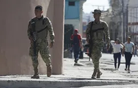 Militares vigilan las calles en San Salvador en víspera de las elecciones a la Presidencia