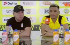 Teófilo Gutiérrez en la rueda de prensa junto al técnico Alberto Suárez.