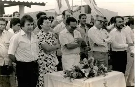 José Consuegra Higgins (tercero de izquierda a derecha).