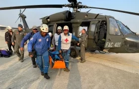 La Cruz Roja trasladando a los parapentistas.