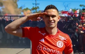 Rafael Santos Borré con su saludo tradicional a los hinchas del Inter de Porto Alegre. 