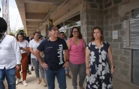 El alcalde Alex Char y la secretaria de Educación Paola Amar, en la inspección de obras a la IED Carrizal