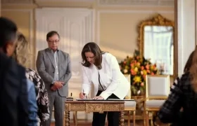 Luz Cristina López en la firma del acta de posesión ante Gustavo Petro.