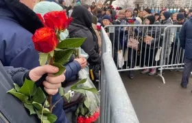 Centenares de personas hacen fila para despedir a Navalni