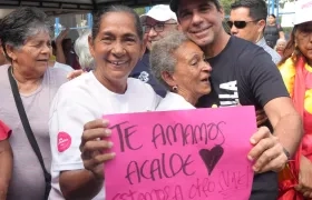 Alcalde Char junto a adultas mayores. 