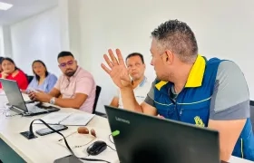 El subdirector para el Manejo de Desastres de la UNGRD, Luis Carlos Barreto, en la reunión en la Gobernación de La Guajira