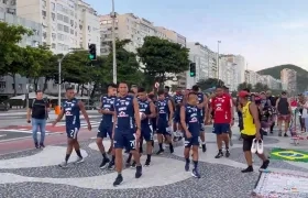 Los jugadores del Junior caminando por los alrededores de las playas de Copacabana.