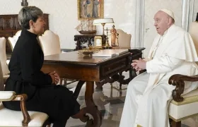 Verónica Alcocer y Papa Francisco.