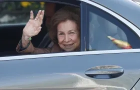 La reina emérita Sofía saluda a la salida de la clínica Ruber Internacional de Madrid