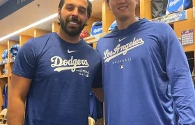 Nabil Crismatt con el japonés Shohei Ohtani, máxima figura de los Dodgers.