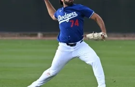 Nabil Crismatt debutó y ganó el domingo con los Dodgers. 