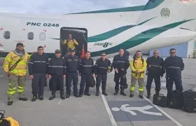 Los bomberos de Bogotá que viajaron para ayudar en el incendio de Isla Salamanca. 