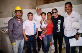 El alcalde Alejandro Char con una de las familias beneficiadas con el mejoramiento de viviendas