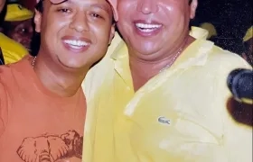 Rafael Santos junto a su padre Diomedes Díaz.
