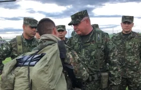 Comandante de las Fuerzas Militares, general Helder Giraldo (c), saluda a soldado que fue evacuado de la zona de combates.