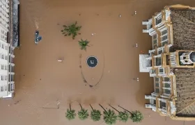 Imagen aérea tomada con un dron que muestra una plaza y zonas aledañas inundadas en Porto Alegre. 
