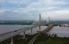El puente Pumarejo inaugurado en 1974 y el moderno, el del año 2019.