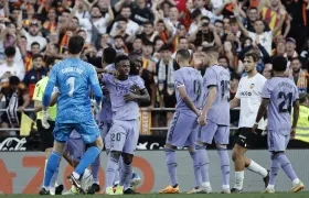 La molestia de Vinicius tras recibir los insultos racistas de los aficionados del Valencia. 