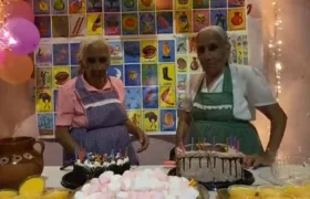Abuelitas celebrando su cumpleaños.