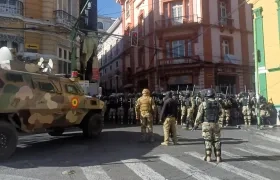  Militares hacen presencia con tanques frente a la sede del Gobierno de Bolivia.