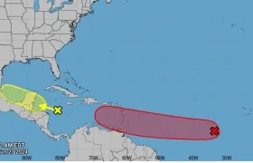 La X roja donde se sitúa la onda tropical que podría convertirse en tormenta.  