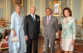 El presidente Gustavo Petro, la primera dama, Verónica Alcocer, junto a los reyes Carlos XVI Gustavo y Silvia de Suecia.