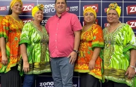 El alcalde de Baranoa Edinson Palma Jiménez acompañado de cuatro matronas.