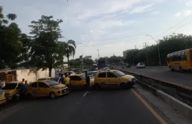 El bloqueo de los taxistas a la altura de Transmecar, en la vía Oriental.