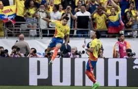 Luis Díaz celebra tras marcar, de pena máxima, el primero de Colombia.