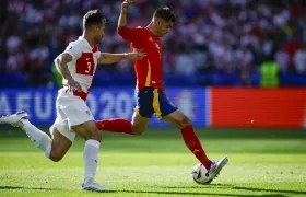 Álvaro Morata se alista para rematar y marcar de zurda el primer gol de España. 