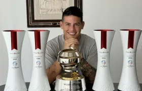James Rodríguez con los trofeos.