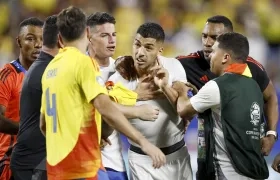 Luis Suárez se trenzó en una discusión con los jugadores colombianos después del partido.