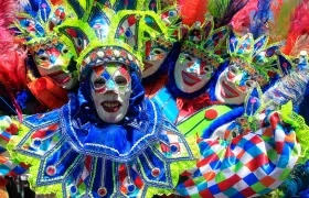 Miembros de una comparsa en la Batalla de Flores, el primer desfile del Carnaval de Barranquilla.