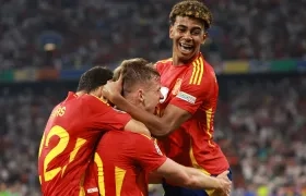 Lamine Yamal festeja con Dani Olmo el segundo gol de España. 