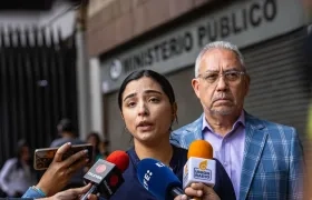 Aurora Silva, esposa de Freddy Superlano, en diálogo con los medios.