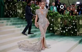 Jennifer López en la alfombra roja del Met Gala 2024, en Nueva York. 